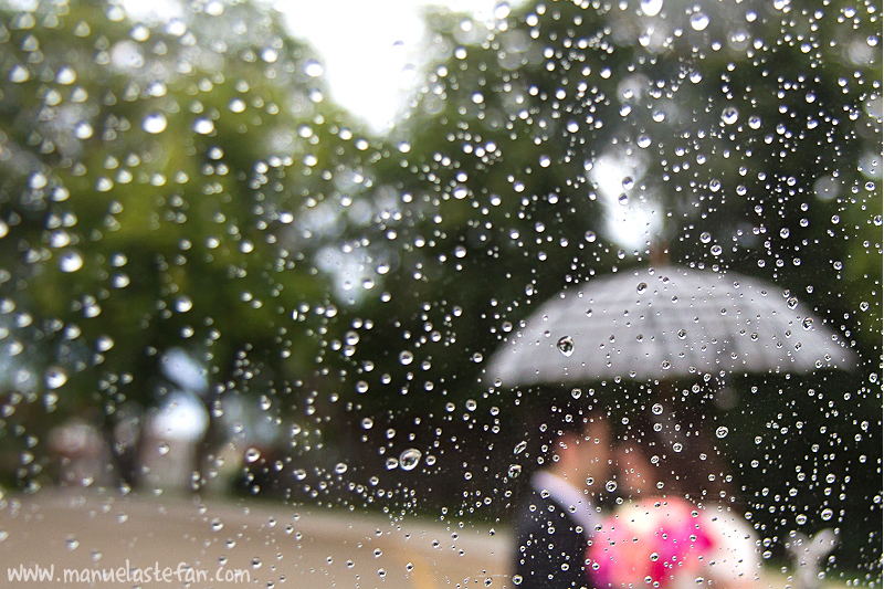 Bride and groom in the rain 01