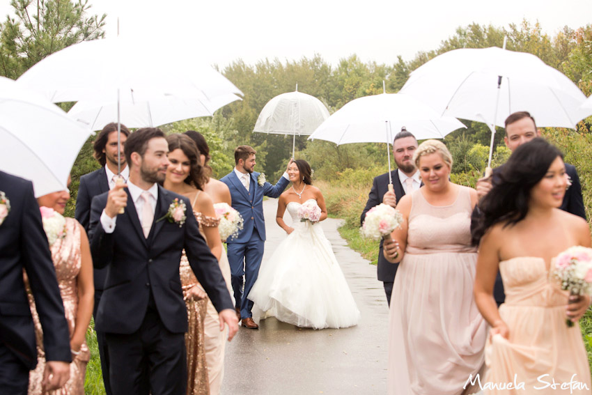 fun-wedding-party-photos-in-the-rain