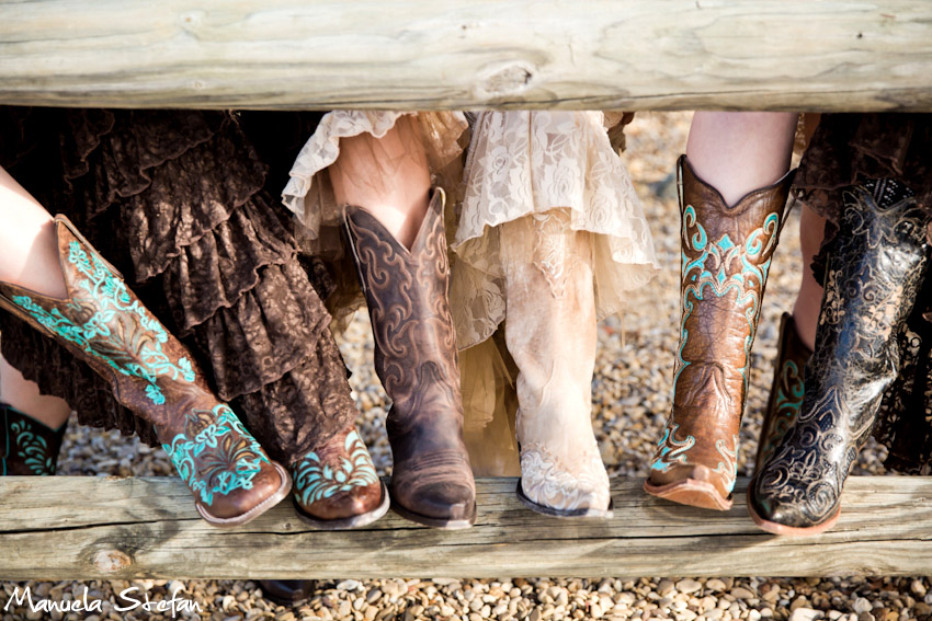 bridesmaids-cowboy-boots