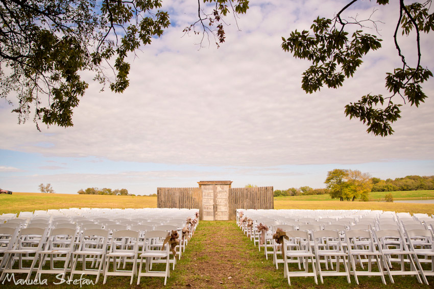 rusty-barn-at-the-ranch-outdoor-wedding-ceremony